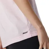 Remera rosa de corte clásico con logo de New Balance estampado en el pecho en color azul y gris.