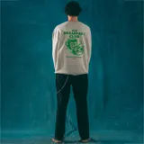 Buzo gris con cuello redondo y puños y cintura acanalados. Estampado pequeño en el pecho con la leyenda "420 Breakfast Club" en color verde.