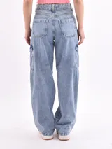Pantalón jean cargo celeste de corte holgado, con bolsillos laterales y cintura alta.