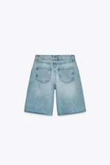 Bermuda de jean celeste de tiro medio con cinco bolsillos, efecto lavado y bajo sin costura.