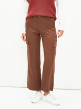 Pantalón de vestir marrón con bolsillos cargo laterales, corte recto y tiro medio.