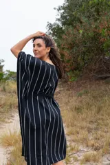 Vestido túnica midi de corte recto, color azul marino con rayas verticales blancas, mangas cortas abullonadas y lazo ajustable en la cintura.