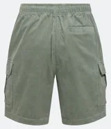 Bermuda cargo color verde militar, confeccionada en pana con cintura elástica ajustable con cordón y bolsillos laterales.