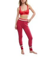 Bralette rojo de encaje con copas triangulares y abertura en el centro del pecho.