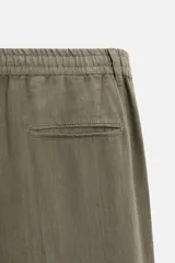 Pantalón de vestir azul marino, de corte recto, confeccionado en lino.