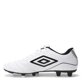 Championes de fútbol Umbro Classico III HG, color negro con logo Umbro en blanco. Presentan un diseño clásico con capellada sintética acolchada y tapones moldeados para césped firme (HG).