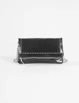 Bandolera negra de cuero vegano con tachas plateadas y correa de cadena metálica.