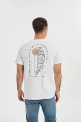 Remera blanca de algodón con cuello redondo y estampado de tablas de surf y un sol.