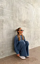 Pantalón azul de tela waffle de algodón, con cintura elástica y corte amplio.