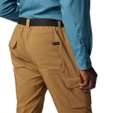 Pantalón de senderismo color marrón claro, con tecnología Omni-Shade™ Broad Spectrum UPF 50 y Omni-Wick™. Cuenta con cintura elástica, cinturón integrado, bolsillos laterales, bolsillo de seguridad con cremallera, bolsillos cargo y traseros con cierre de gancho y bucle.