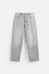Pantalón de jean gris de corte recto, con cinco bolsillos, efecto lavado y cierre frontal con botones.