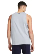 Musculosa gris de Under Armour con logo grande negro estampado en el frente.