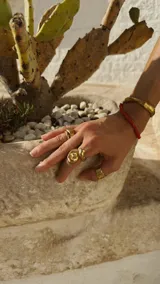 Anillo dorado con diseño irregular que simula un pétalo.