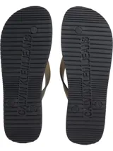 Ojotas negras Calvin Klein Jeans con logo CK en la planta y nombre de la marca en la tira.