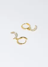 Par de aros dorados de acero quirúrgico con forma de argolla y dije de luna creciente con circonitas.