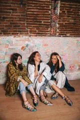 Bailarinas combinadas en python y napa, con cordones y detalle de flores.