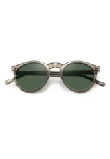 Gafas de sol Eco Shades Fontana con montura redonda gris y lentes verdes. Fabricadas con acetato biodegradable y lentes de PMMA reciclado.