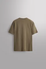 Camiseta lila de algodón con cuello redondo, manga corta, corte relaxed fit y estampado gráfico en el pecho.