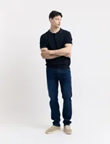 Pantalón de jean azul oscuro, de corte recto y tiro medio.