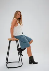 Bermuda de jean celeste con terminación desflecada.