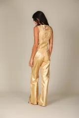 Chaleco dorado con botones y bolsillos delanteros.