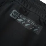 Pantalón de jogging negro con el escudo del FC Barcelona estampado en la pierna izquierda.