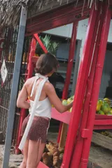 Top tejido color crudo con espalda descubierta y entrelazado frontal con cordones.