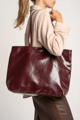 Bolso tipo tote grande color bordó, de cuero vegano, con doble asa corta.