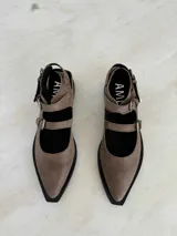 Ballerinas de cuero color marrón topo, con punta fina y dos tiras con hebillas plateadas.