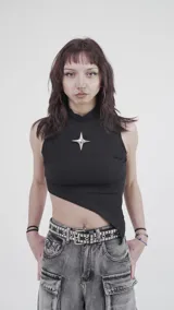 Musculosa negra con cuello alto y corte asimétrico. Presenta un broche removible en forma de estrella plateada.