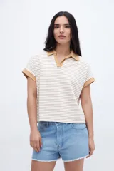 Remera con cuello tipo polo y escote en V, a rayas horizontales color beige y blanco, con cuello y mangas color beige liso.