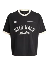 Remera negra de manga corta y cuello redondo, con fit oversize y largo cropped. Presenta un estampado frontal con la palabra "Originals" en blanco y detalles de texto y el número "1990". El cuello y los puños son de color beige.