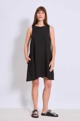 Vestido negro de corte holgado y largo a la rodilla, con cuello redondo y sin mangas. Presenta bordados florales en el escote y bolsillos laterales.