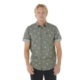 Camisa verde con estampado de palmeras blancas, de manga corta con dobladillo y corte clásico. Tiene cuello abotonado, bolsillo en el pecho y cierre frontal con botones.