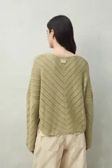 Sweater negro calado con diseño de líneas diagonales en relieve y mangas acampanadas.