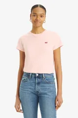 Remera de algodón color rosa claro, de corte recto y cuello redondo. Presenta logo de Levi's en el pecho.