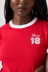 Remera corta roja con cuello y mangas con ribete blanco, logo de Levi's y número 18 estampados en el pecho.