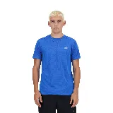 Remera deportiva azul con logo de New Balance en el pecho.