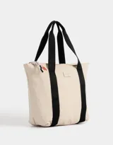 Bolso negro tipo shopper de tela deportiva con doble asa de hombro, cierre superior con tirador de cordón y goma, y etiqueta de goma con logo.