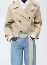 Pantalón de jean celeste de corte recto, tiro alto y cinco bolsillos.