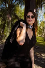 Pañuelo cuadrado de seda con estampado de corazones, estrellas, labios y animal print en tonos verde, beige y negro.