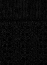 Minifalda negra de tejido de punto calado, con cintura elástica y corte ajustado.