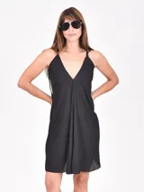 Vestido negro de corte holgado, con escote en V profundo y tirantes finos ajustables.