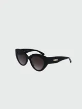 Lentes de sol Longchamp negros con forma de ojo de gato y lentes degradadas.