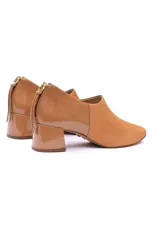 Zapato de cuero color camel, con punta cuadrada, cierre trasero y taco cuadrado de 5 cm.