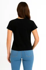 Remera negra de algodón de manga corta, corte relaxed y cuello redondo.