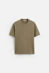 Camiseta celeste de punto con hilatura de mezcla de algodón, corte relaxed fit, cuello redondo, manga corta y acabados en rib.