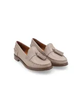 Mocasín de cuero color beige, con borlas ornamentales y puntadas artesanales.