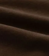 Bermuda masculina de sarga color rosa, corte slim, con bolsillos laterales y cierre con botón y cremallera.