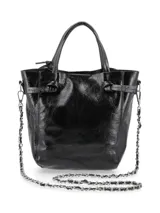 Cartera plateada de cuero texturizado, con doble asa corta y correa larga de cadena.